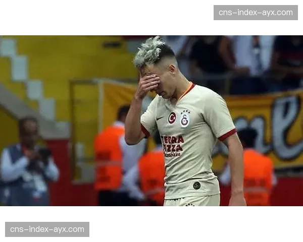 特写:VAR长时间审核后维持原判,客队教练怒踢水瓶吃到黄牌 特写:VAR长时间审核后维持原判,客队教练怒踢水瓶吃到黄牌