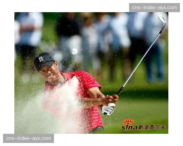 特写:高尔夫大师赛决赛轮,老虎伍兹在第12洞再次击球入水,摇头苦笑 特写:高尔夫大师赛决赛轮,老虎伍兹在第12洞再次击球入水,摇头苦笑